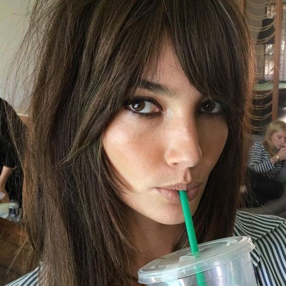 Modne fryzury: side swept bangs