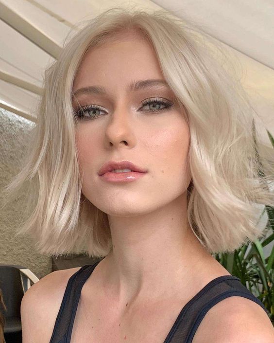 Modne fryzury - cięcie midi bob to hit na upalne dni