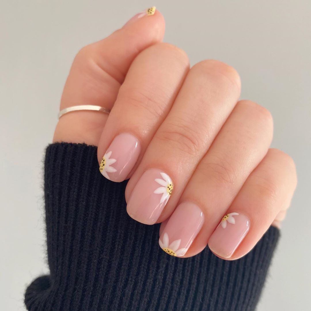 modny manicure 2020 daisy nails