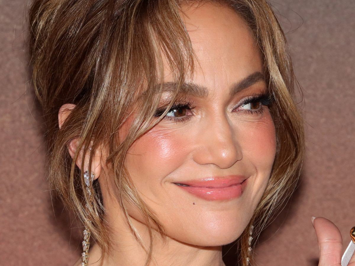 Jennifer Lopez zachwyca w przewiewnych spodniach na lato.