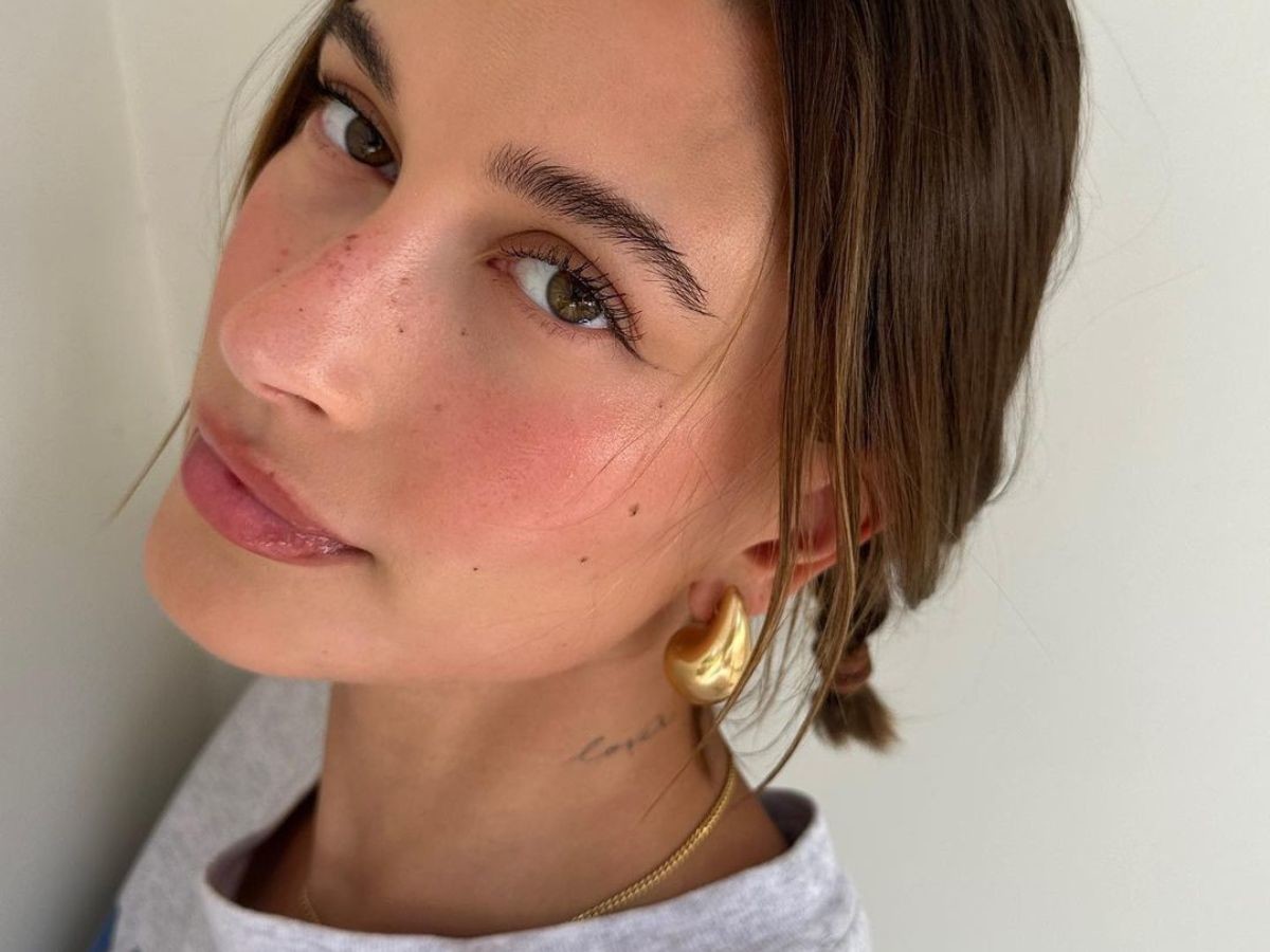 Peach girl make-up w stylu Hailey Bieber