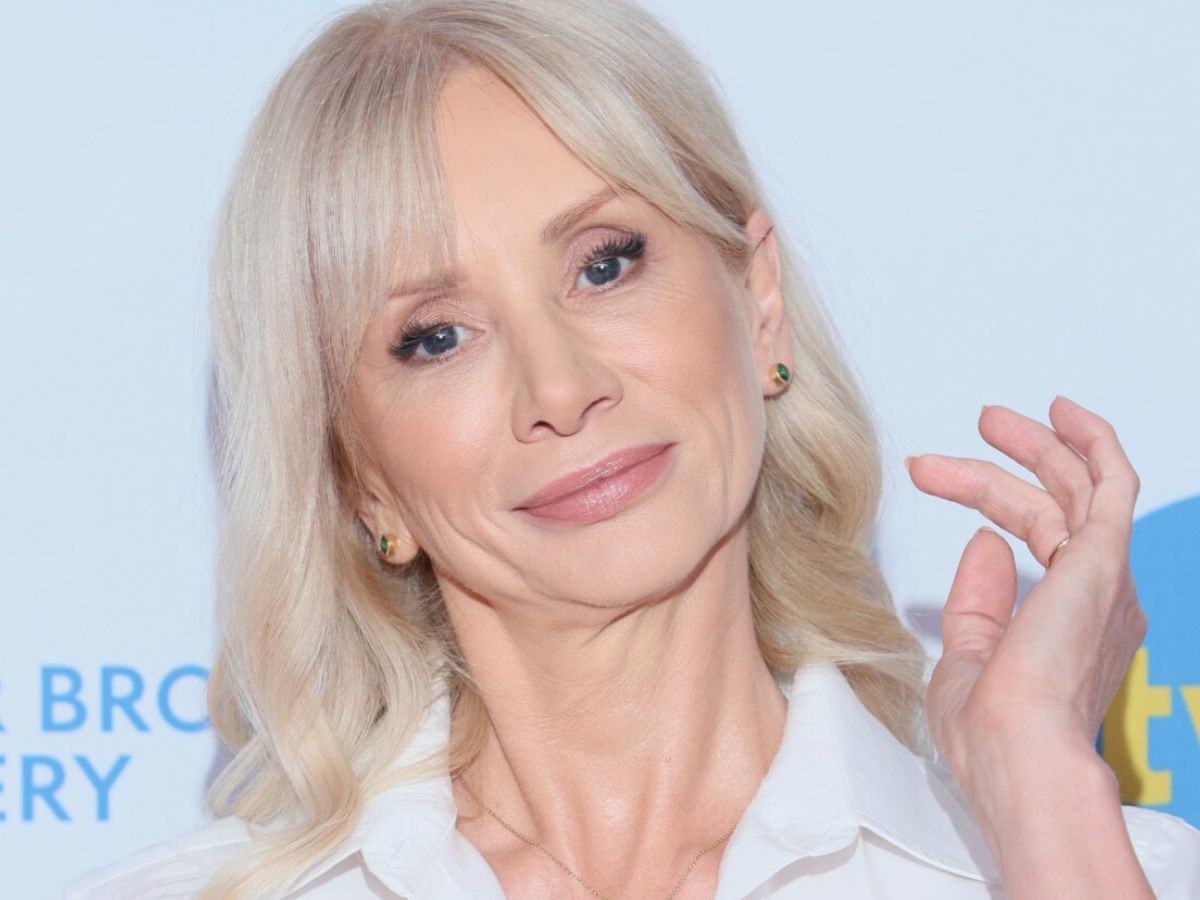 Ma 56 lat, a stylu mogą uczyć się od niej 20 latki! Ewa Gawryluk błyszczy w eleganckim komplecie dla kobiet 50+.