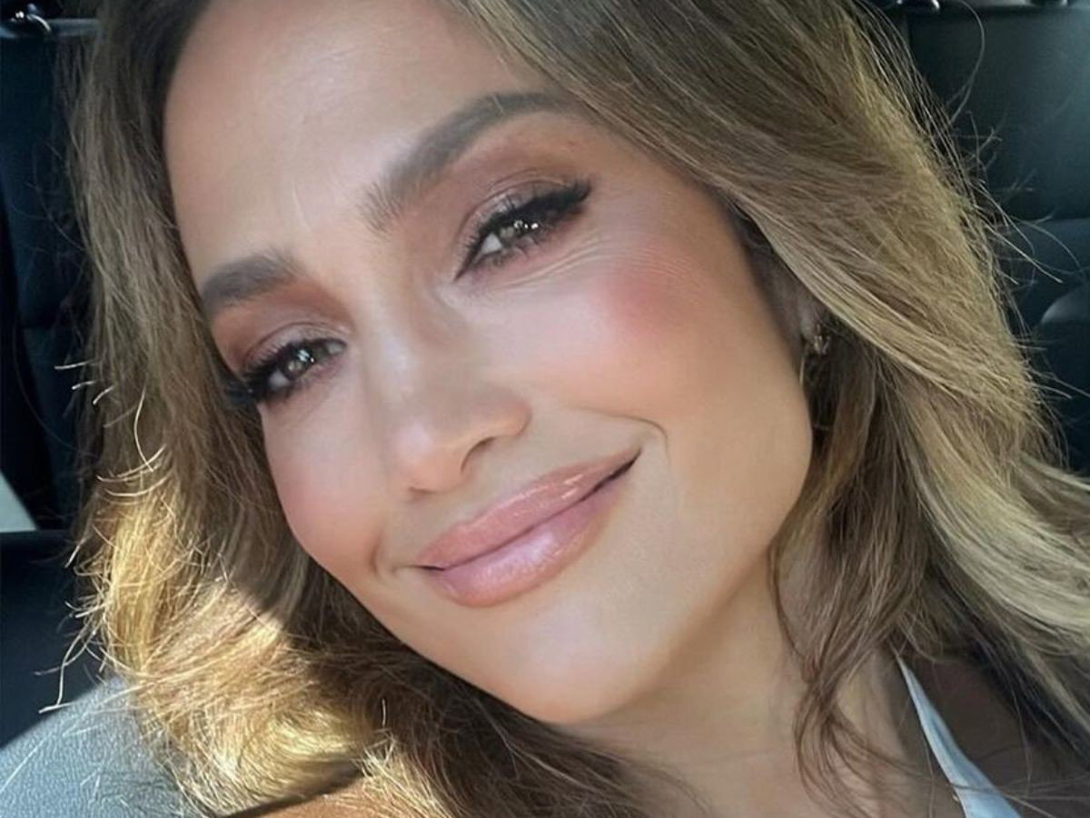 Wszyscy kopiują manicure J Lo! Paznokcie “micro shimmer”