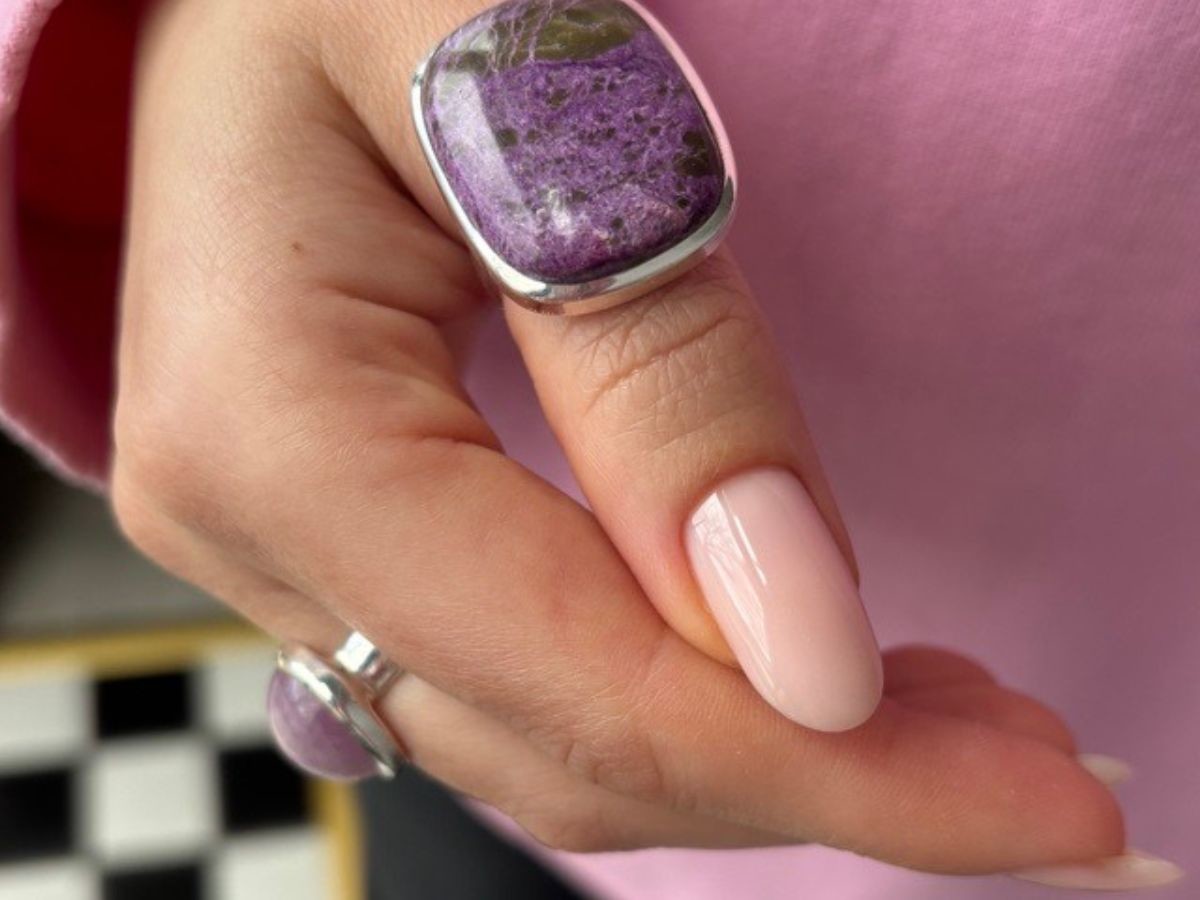 To ulubiony manicure gwiazd! Paznokcie nudziaki w odświeżonej formie będziemy nosić przez całe lato. Ideał na krótką płytkę