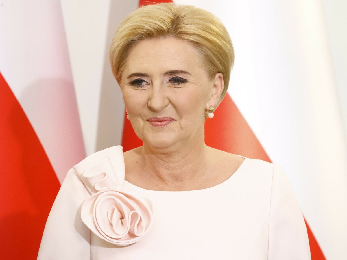 Modna wzorzysta sukienka w stylu lat 80' u Agaty Dudy 