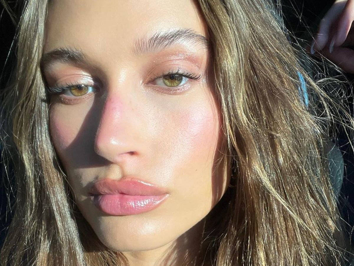 Wszyscy chcą paznokcie jak u Hailey Bieber! “Oozy orange” to idealny mani na lato, który wygląda bosko na krótkiej płytce