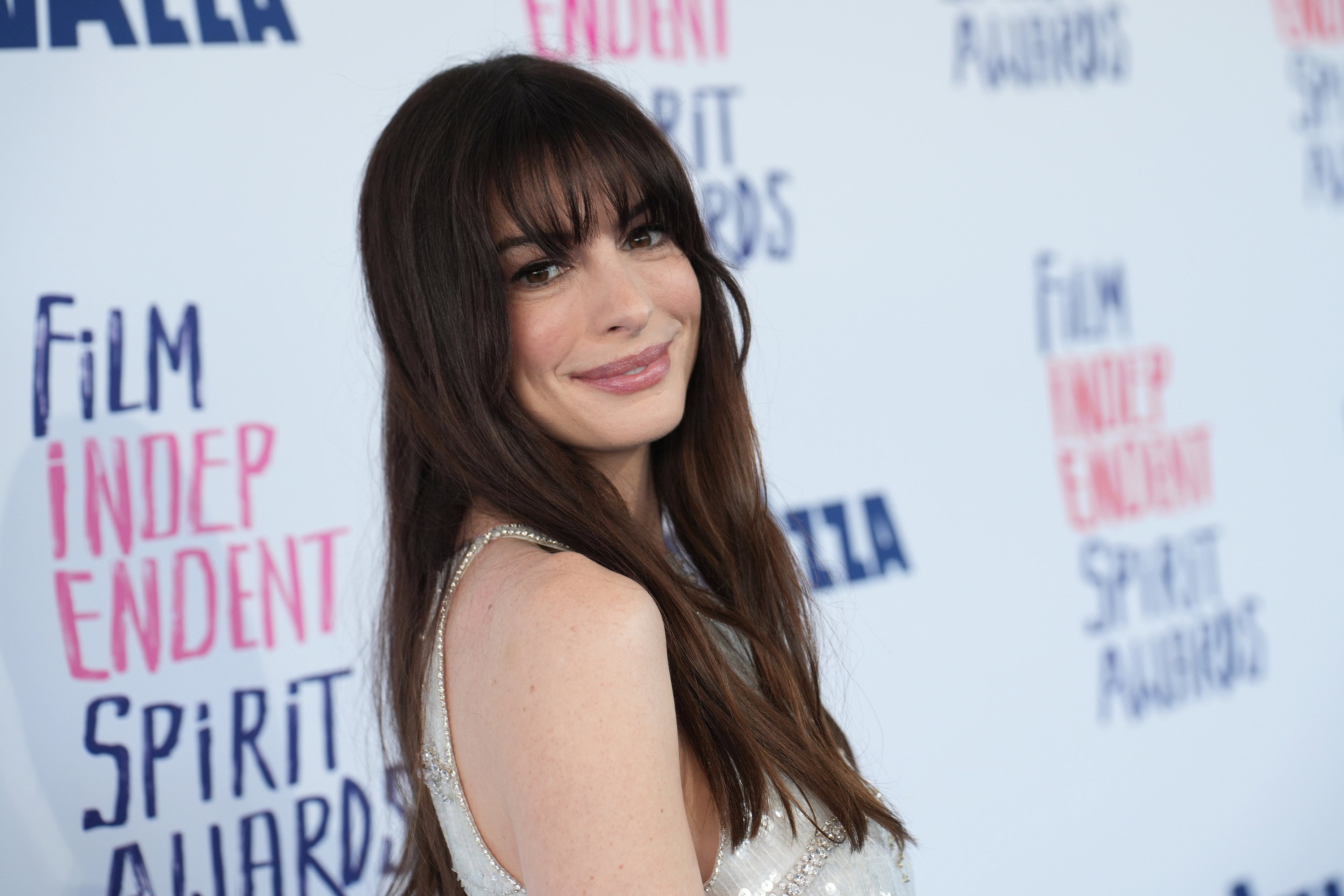Nie potrzebuję powiększającego błyszczyka! Trik Anne Hathaway na pełne usta zapewnił mi efekt „plump lips” w 30 sekund