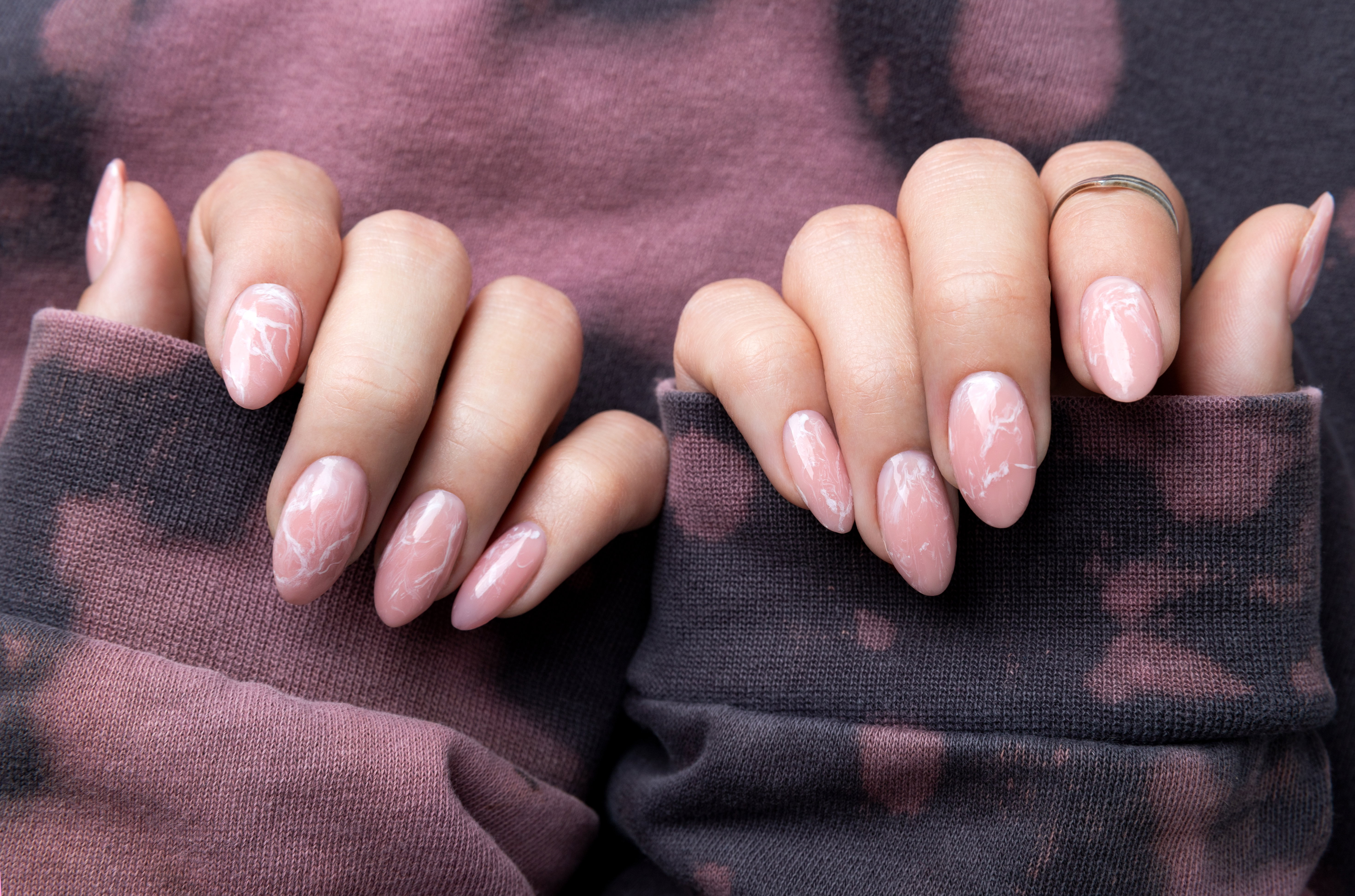 Modny manicure na lato 2024 - nuance nails