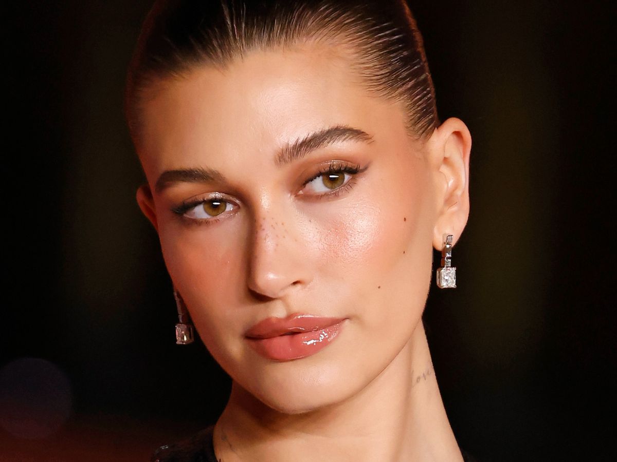 Hailey Bieber w marynarce polskiej marki! Wygląda obłędnie. To model, który zaraz zniknie z półek sklepowych