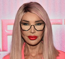 Ewa Minge pokazuje imponujące ciało w wyciętym kostiumie kąpielowym. Ma też nową fryzurę!