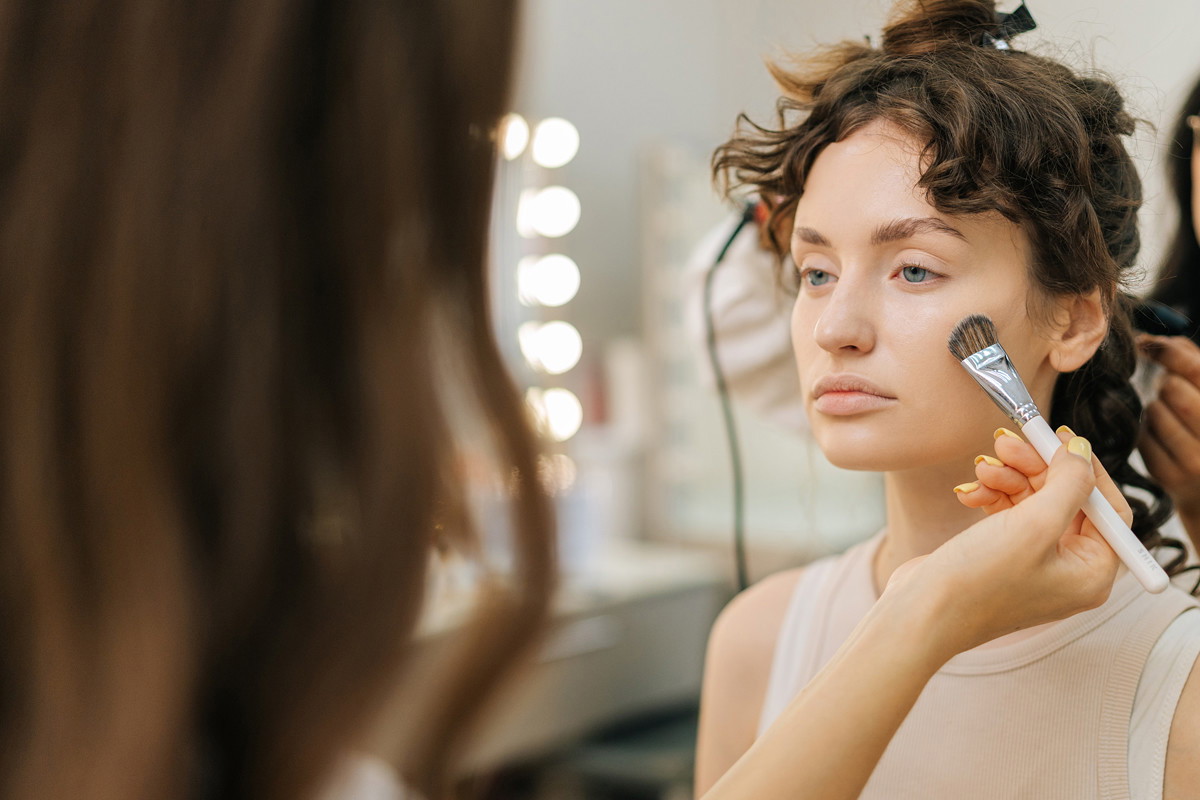 Rozświetlacz mineralny z witaminą E tworzy "glow master effect" jak Estee Lauder za 200 zł. Profesjonalni makijażyści używają go na sesjach