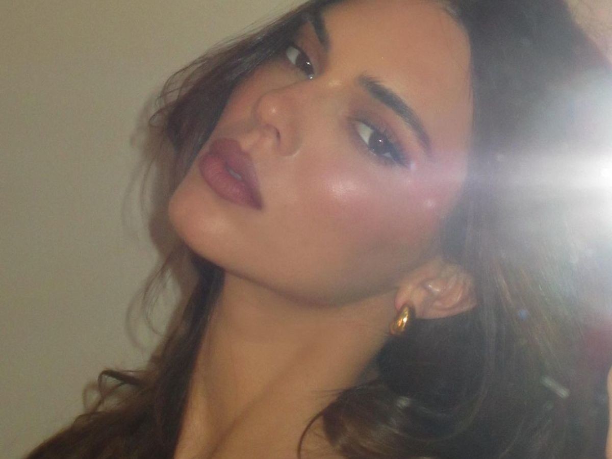 Kendall Jenner używa tej drogeryjnej mascary