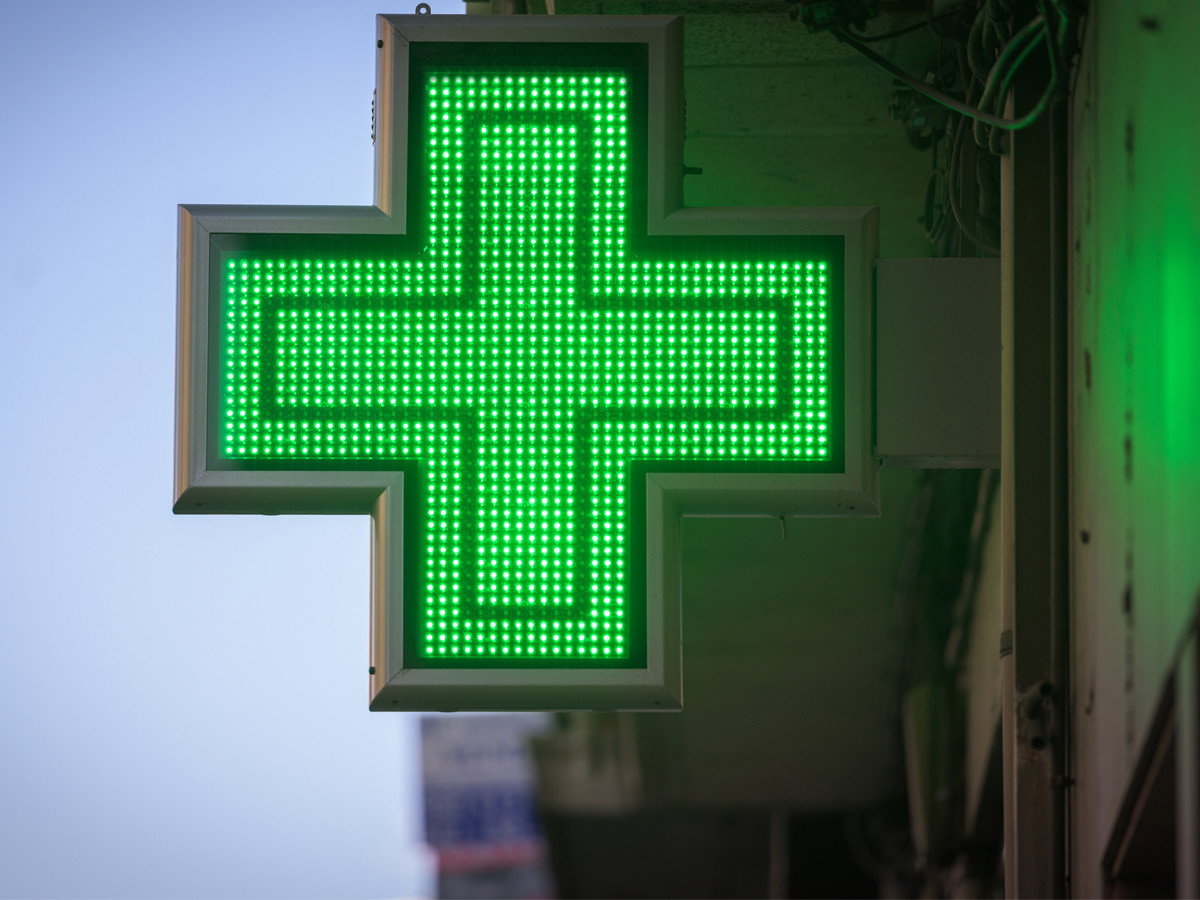 Tani krem za 25 zł z apteki z kolagenem i retinolem wypełnił moje zmarszczki i ujędrnił jak taśmy do tapingu