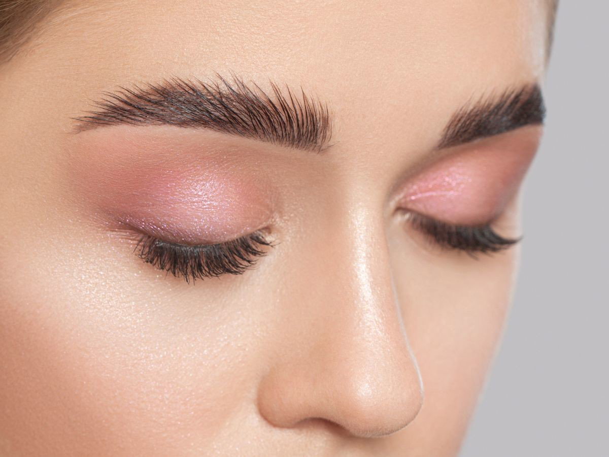 Odżywcza baza dobrwi z Benefit Cosmetics jest właśnie na promocji -55%! Daje efekt laminacji „Brwi są ekstremalnie usztywnione”