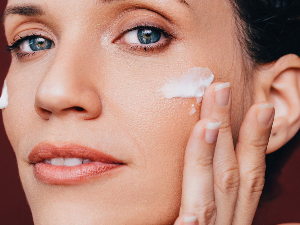 Apteczne serum z epidermalnym kwasem hialuronowym daje efekt żelazka i wygładza zmarszczki