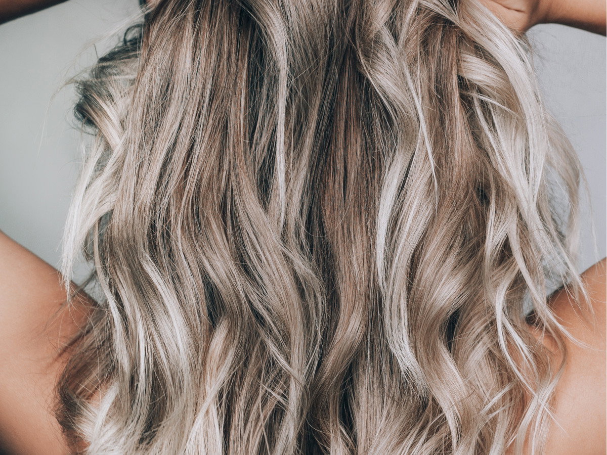 Top 7 fioletowe szampony, które ochładzają blond i niwelują żółte tony