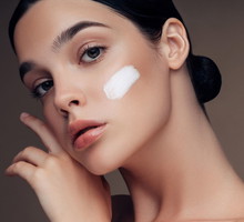 Ten lekki krem z promocji nawilża i daje na skórze boski efekt glow! „Zostawia efekt glossy skin”