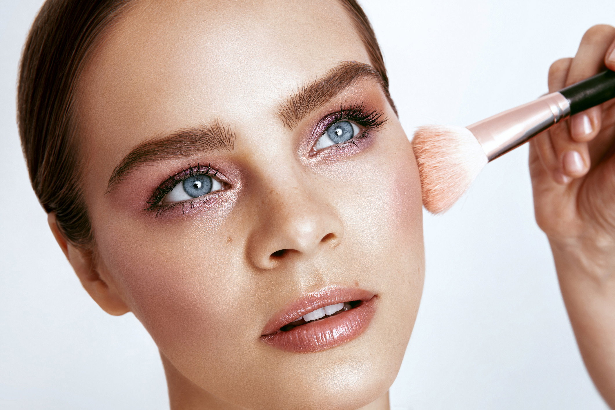 Rozświetlacz do twarzy z drobinkami