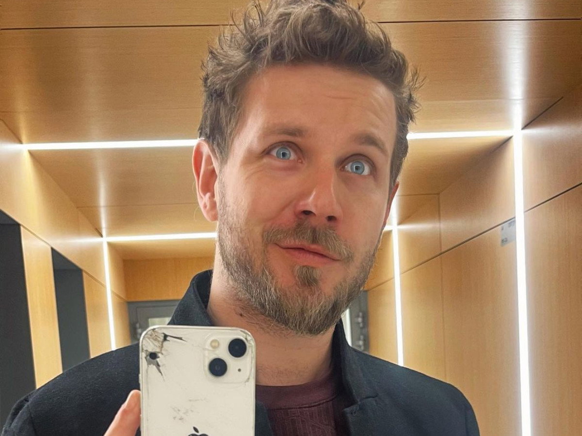 Antoni Królikowski na plakacie nowego filmu jako "sercowy zawodowiec"
