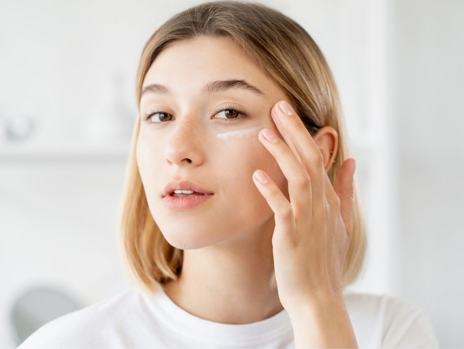 Kobieta stosująca serum pod oczy z witaminą C