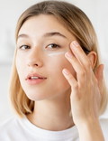 Kobieta stosująca serum pod oczy z witaminą C