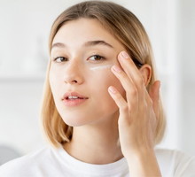 Kobieta stosująca serum pod oczy z witaminą C