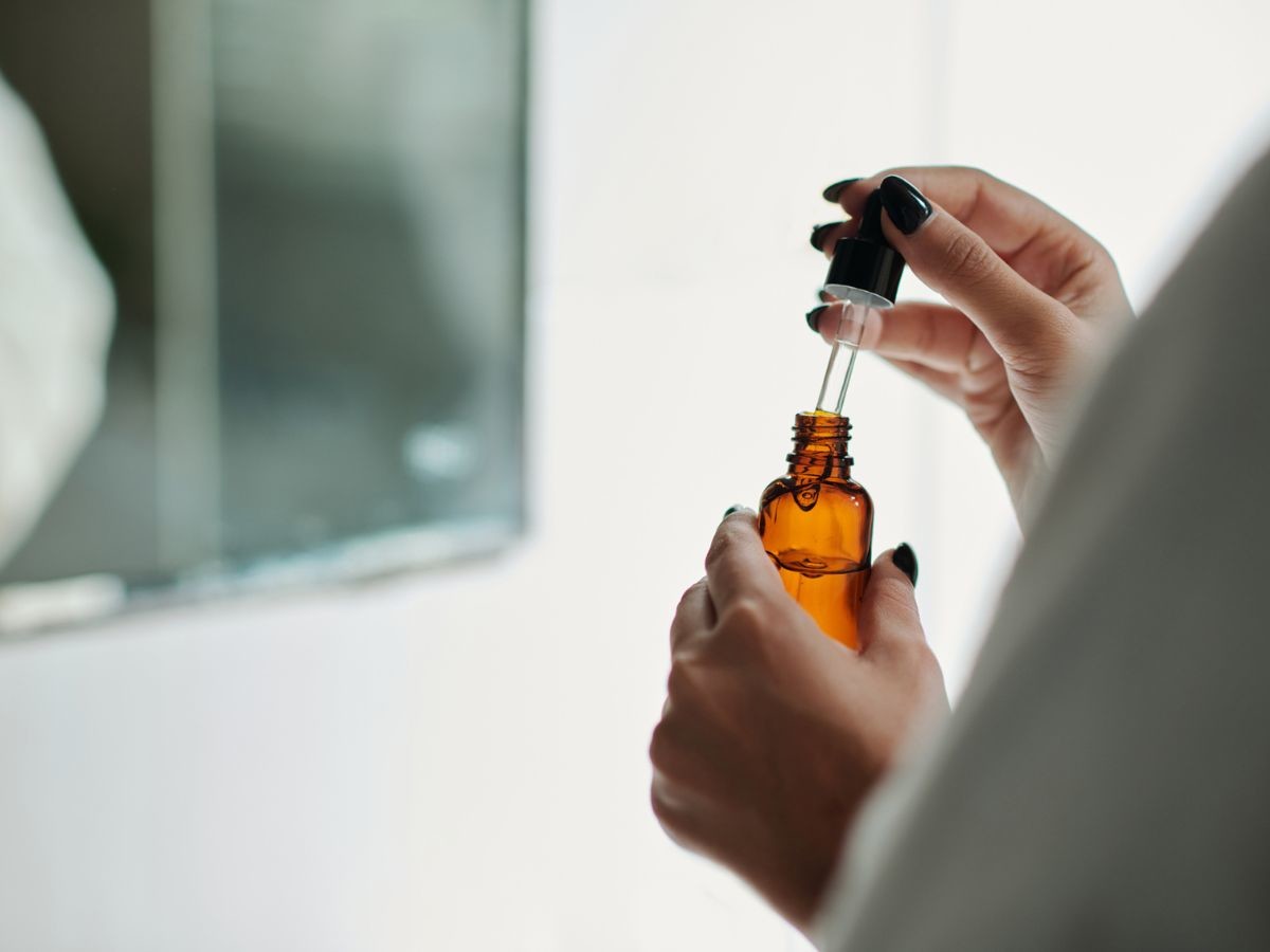 Enzymatyczne serum na lato z bestsellerowej linii o zapachu tropikalnych owoców. Nawilża do 72 godzin i redukuje zaskórniki