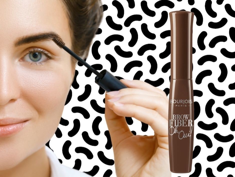 Kobieta malująca brwi Bourjois
