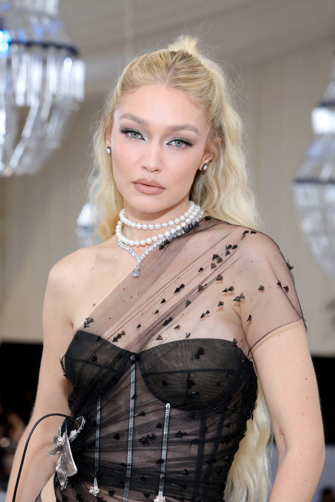 Gigi Hadid - wydłużający tusz do rzęs