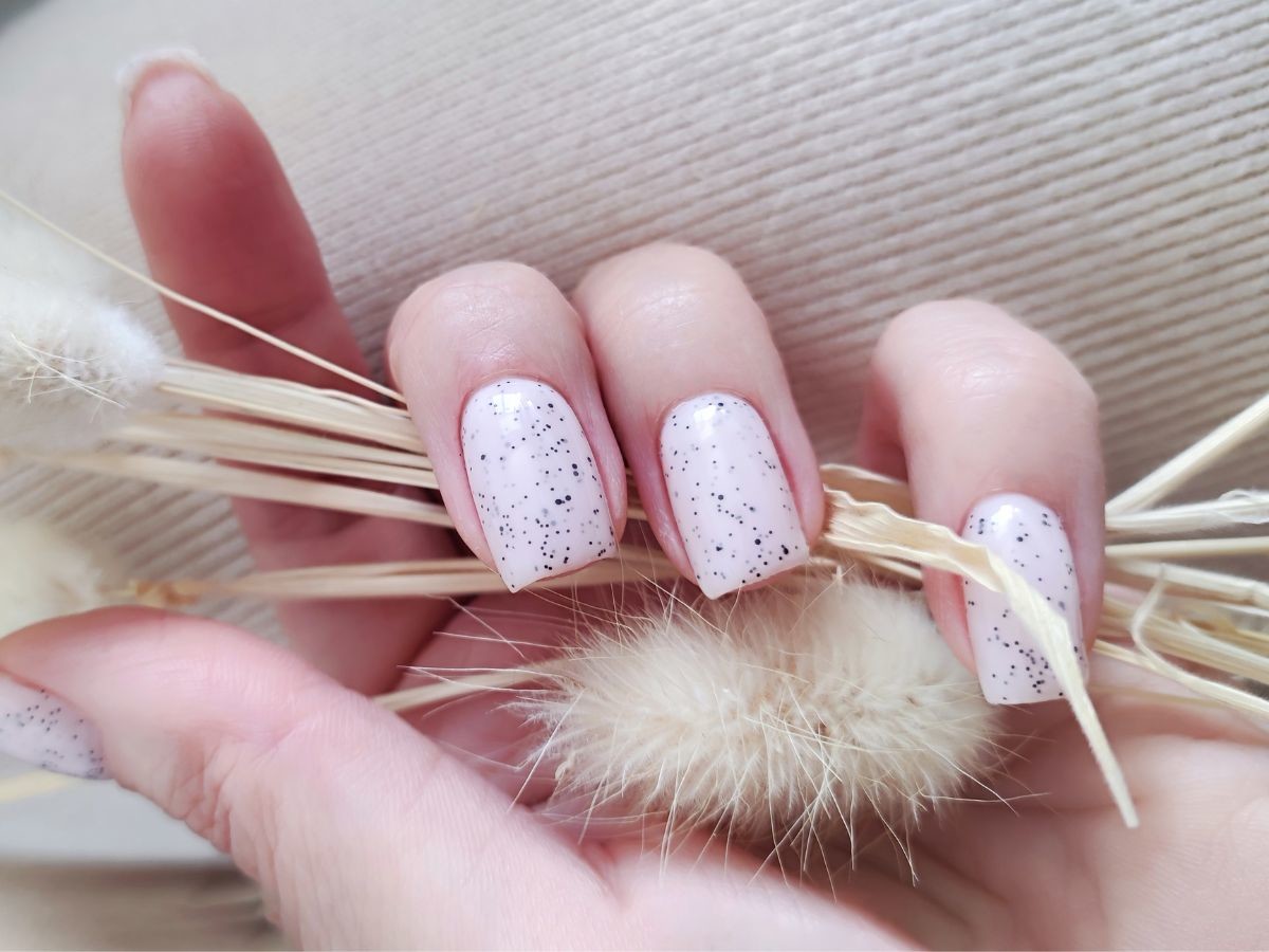 Stracciatella nails