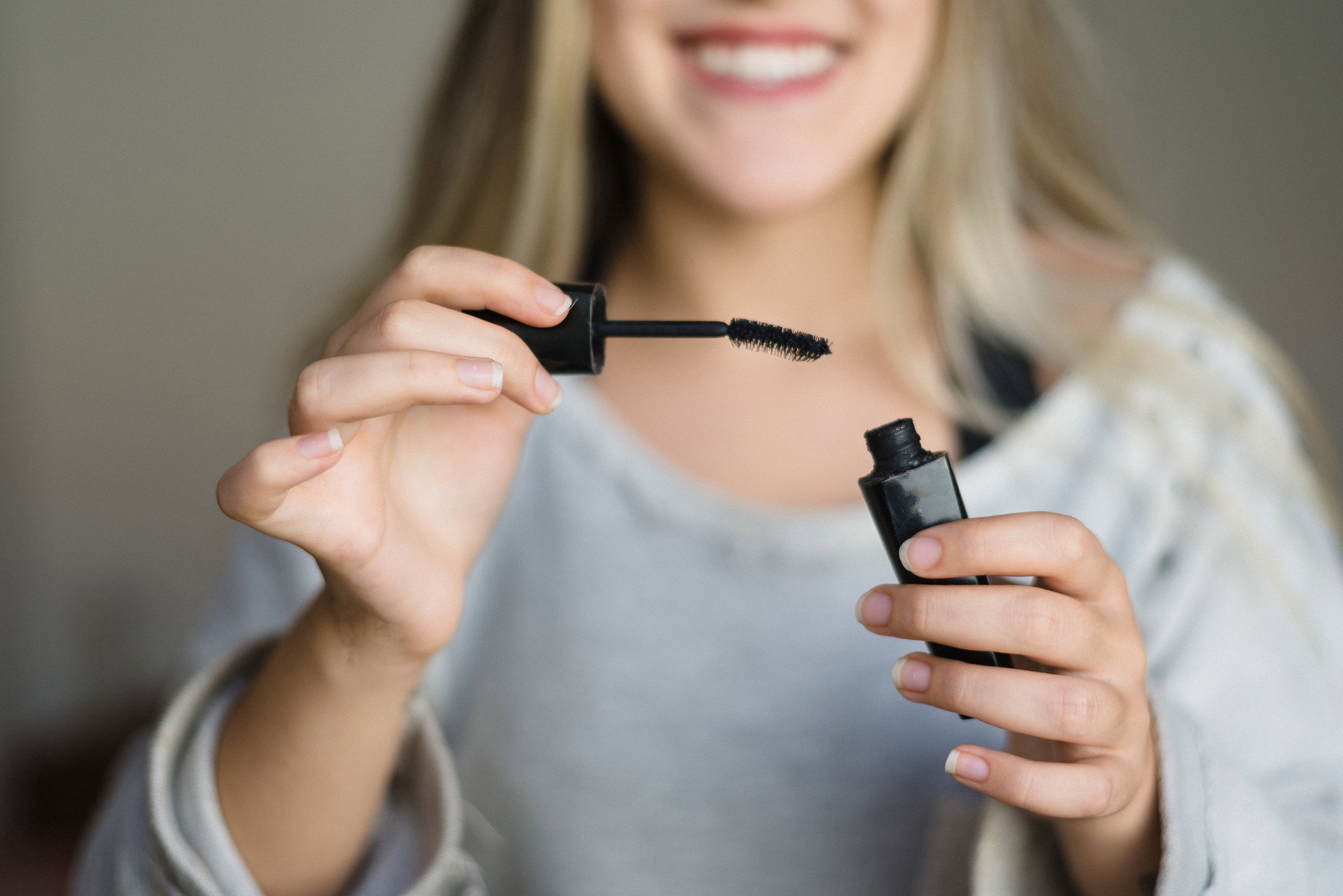 Zagęszczający tusz do rzęs z efektem kępek - Maybelline The Falsies Surreal