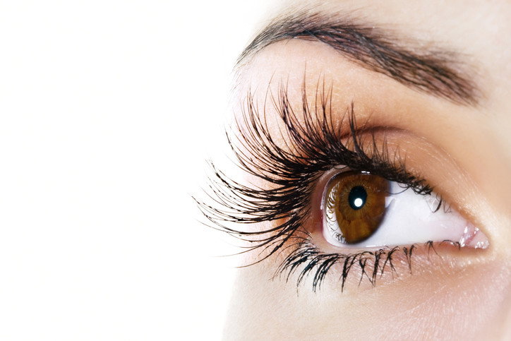rzęsy pomalowane niebieską bazą pod tusz MaxFactor