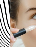 Nakładanie korektora L'Oreal Paris Touche Magique pod oczy