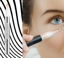Nakładanie korektora L'Oreal Paris Touche Magique pod oczy