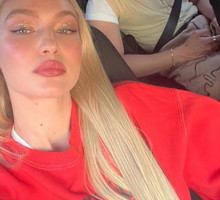Gigi Hadid w makijażu z pudrem matującym Maybelline