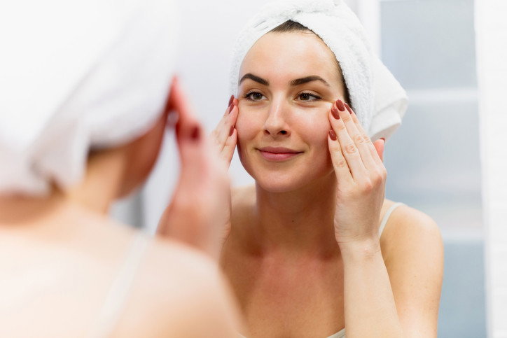 efekt rozświetlonej skóry po zastosowaniu serum z witaminą C