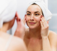 efekt rozświetlonej skóry po zastosowaniu serum z witaminą C