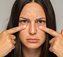 Profesjonalne serum pod oczy działa jak lifting i unosi opadająca powiekę! „Zmarszczki są zdecydowanie płytsze”