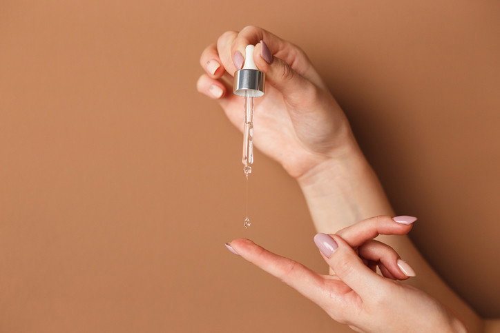 nakładanie serum za pomocą pipety