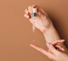 nakładanie serum za pomocą pipety
