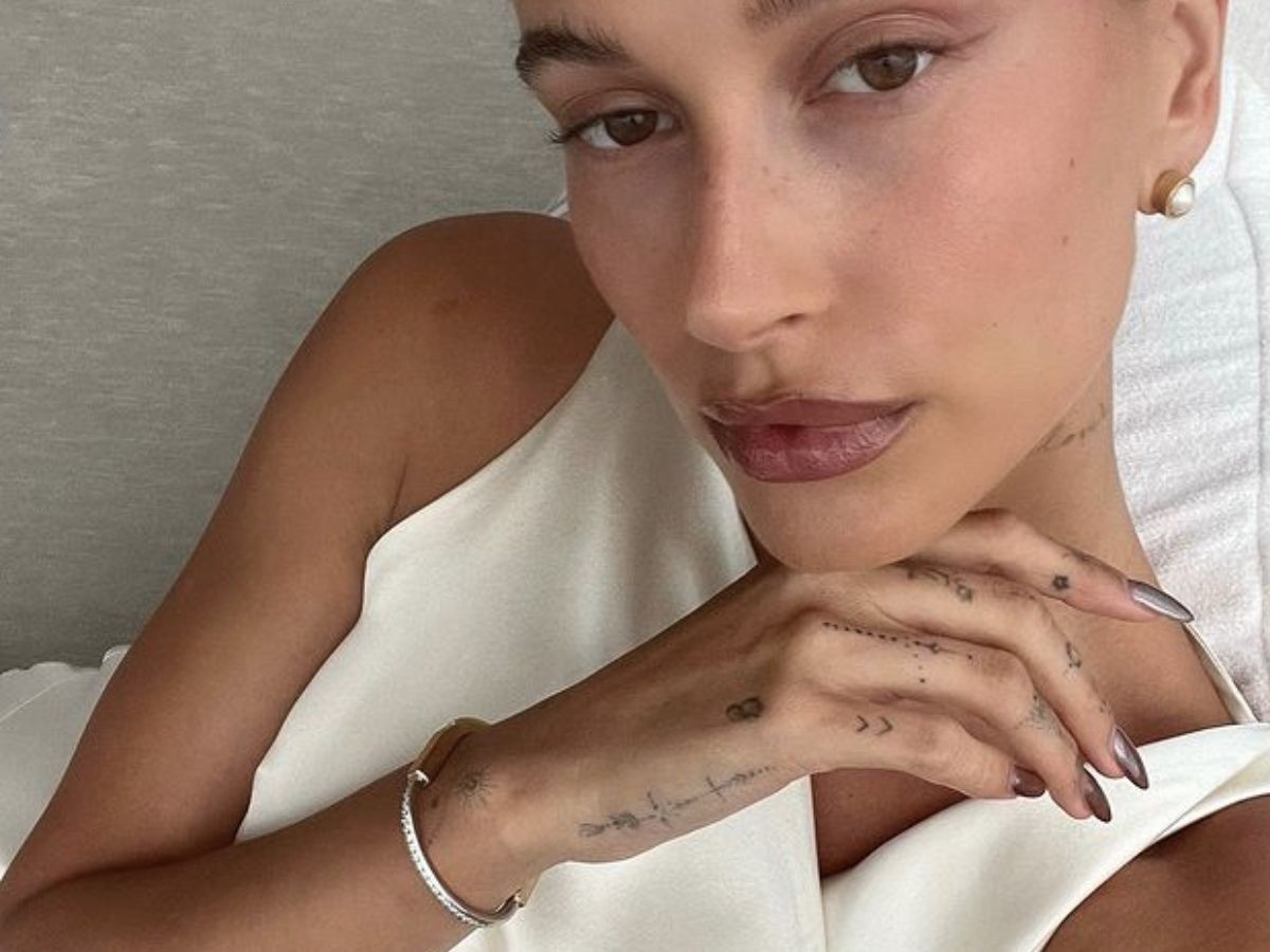 Hailey Bieber używa niemieckiego kremu nawilżającego do twarzy! Kupicie go za 17 zł