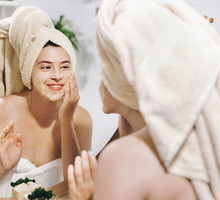 kobieta nakłada na twarz peeling AA