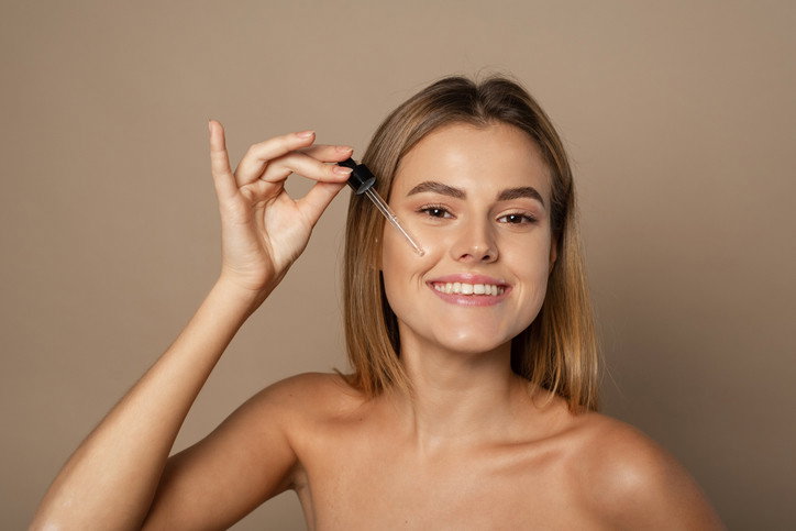 rozświetlona skóra po zastosowaniu Nacomi glow serum