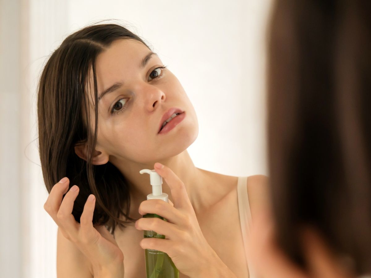 Apteczne serum łopianowe powoduje wysyp baby hair, a włosy są po nim gładkie jak tafla wody! Kosztuje 13 zł