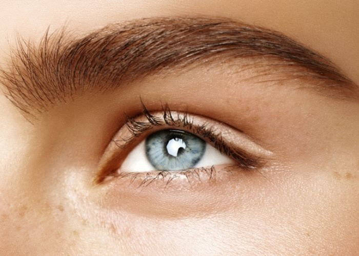 makijaż z użyciem żelu do brwi Maybelline brow drama