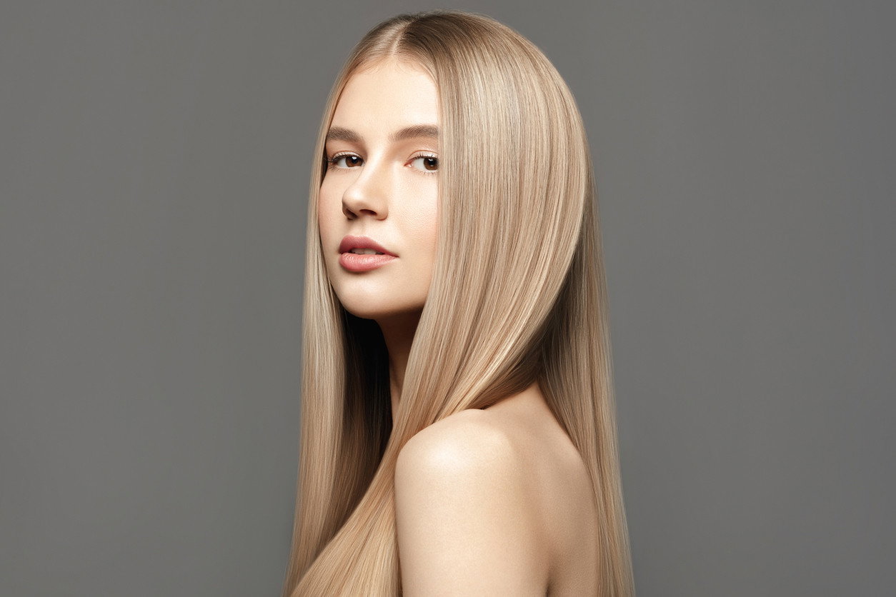 chłodne blond włosy