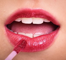 Błyszczyk powiększający usta XL Lip Maximizer polskiej marki Eveline