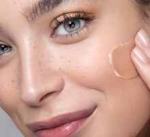 Lekki podkład na lato z witaminą E od Maybelline