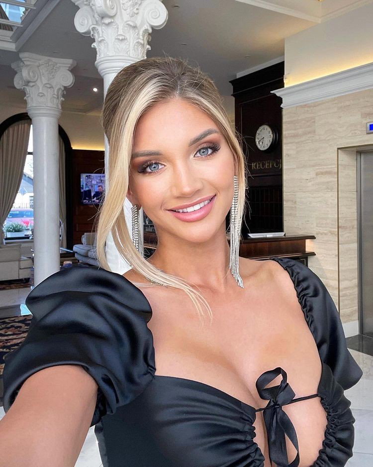 Caroline z "Love Island" używa kryjącego podkładu z Rossmanna