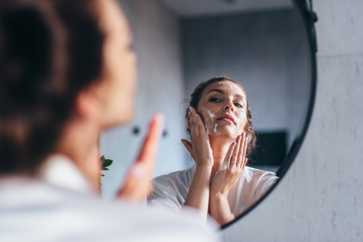 mycie twarzy białym mydłem do twarzy przeciw sebum od Ziaja